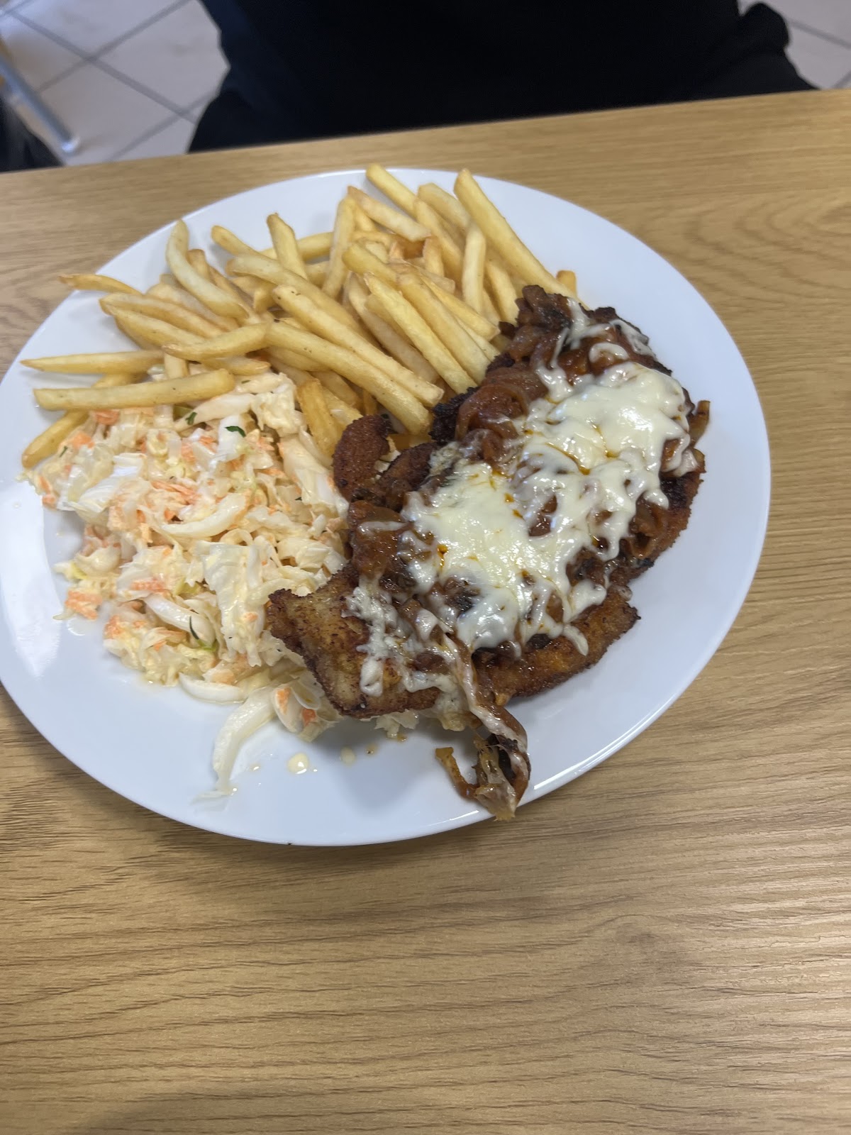 Schabowy z serem i frytkami