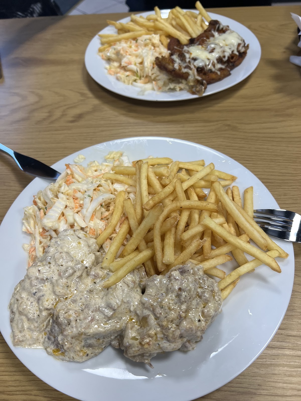 Bitki w sosie śmietanowym z frytkami